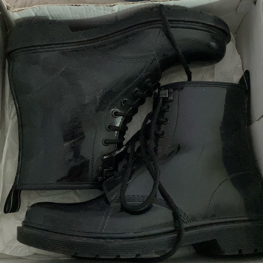 Black boots size 8 from Michael Kors